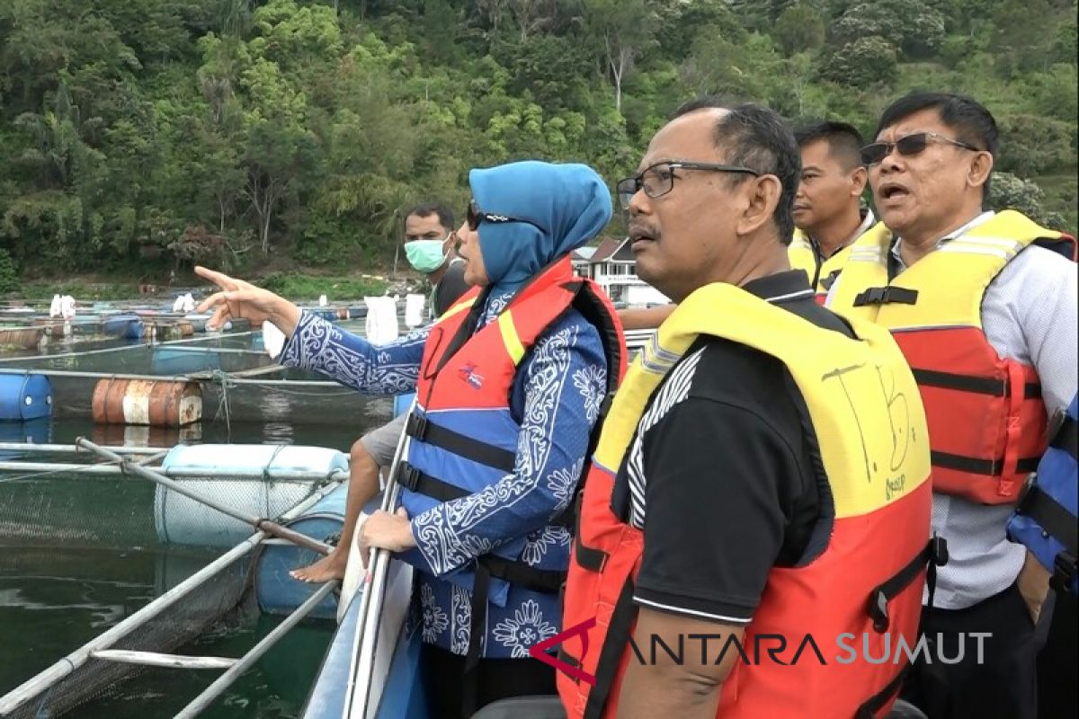 Danau Toba harus bersih dari keramba