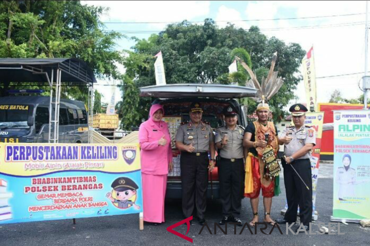 Kapolda Berikan Bantuan Buku Perpustakaan Keliling Alpin