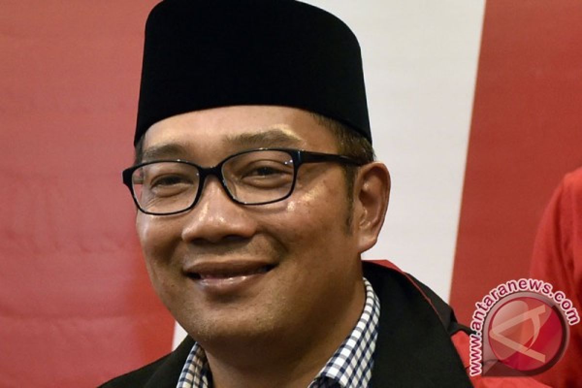 Ridwan Kamil sungkem ibu sebelum mencoblos