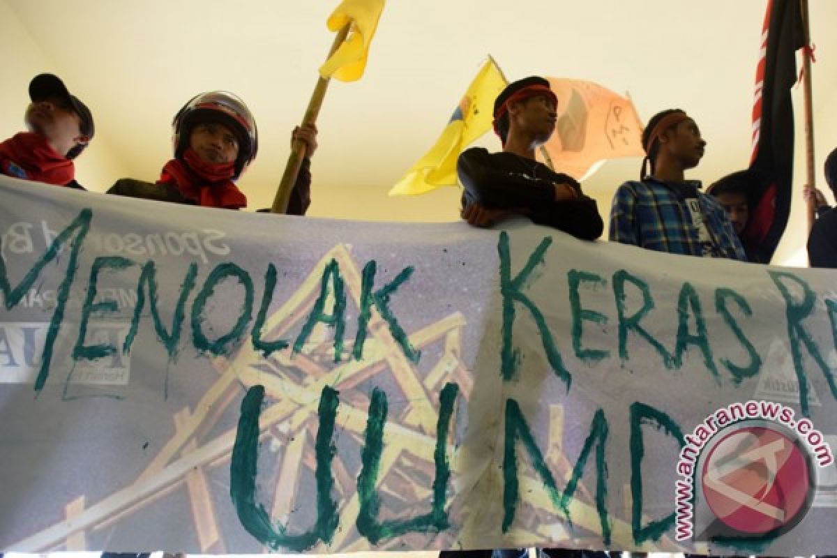 Mahasiswa-polisi bentrok dalam demo tolak UU MD3