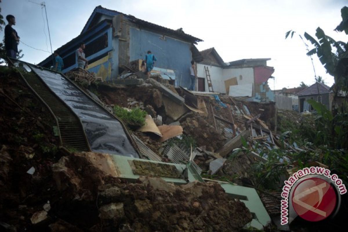 Empat korban longsor disemayamkan di rumah  kerabat