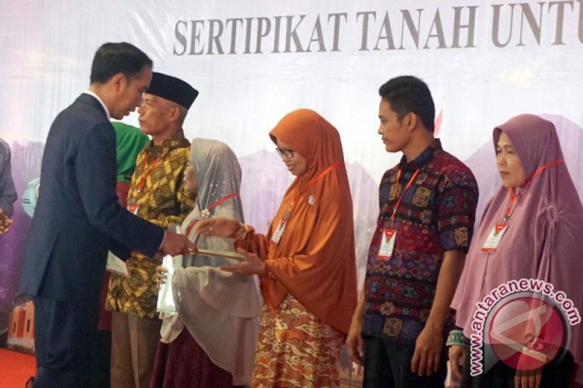 President distributes seven thousand land certificates in Bogor