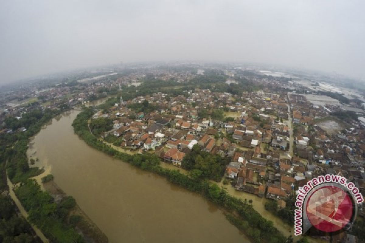 Jalur Bandung-Garut macet akibat banjir