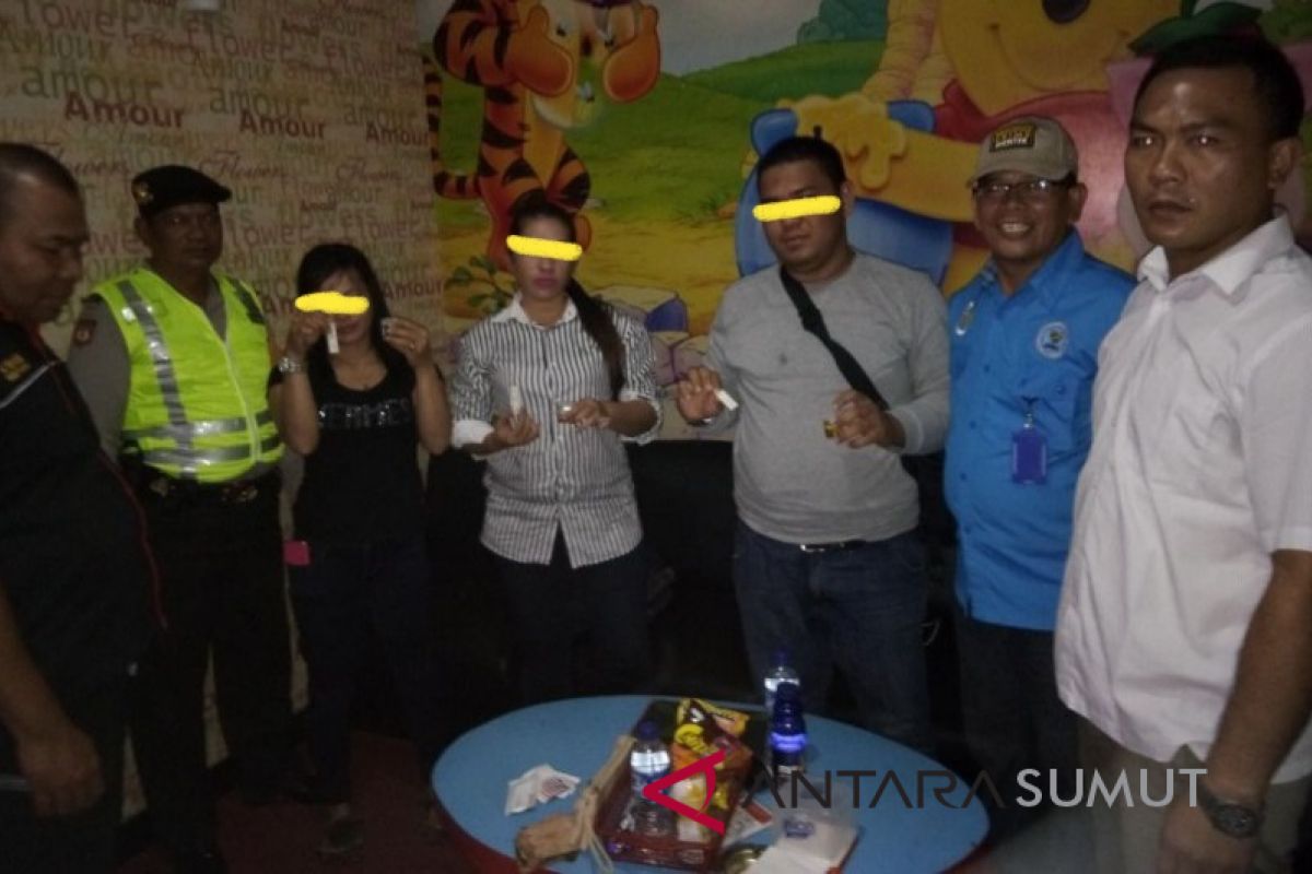 Tim gabungan jaring puluhan pengunjung karaoke