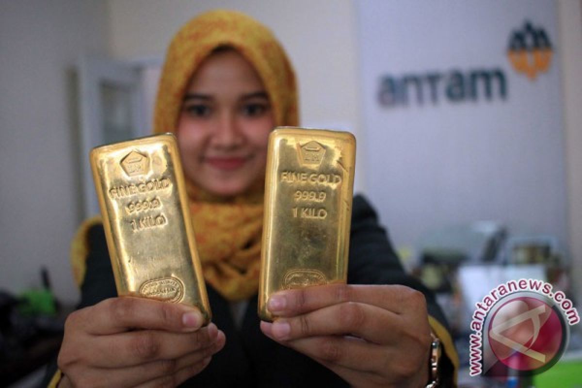 Dolar AS melemah, harga emas terus menguat