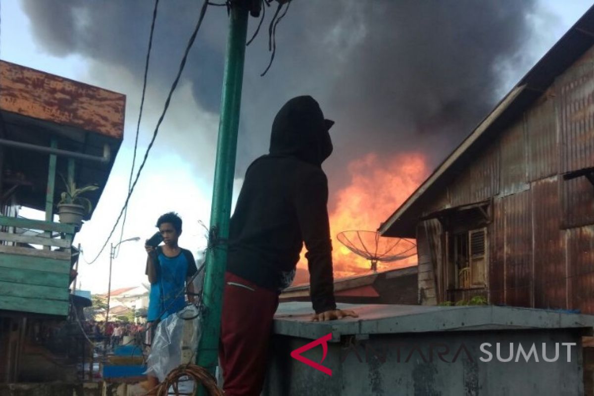 Puluhan rumah hangus terbakar