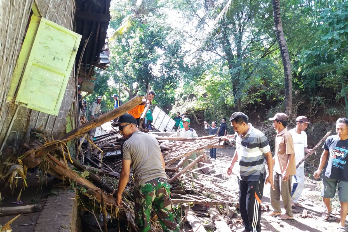 Korban Banjir Bandang Situbondo Mulai Bersihkan Lumpur (Video)