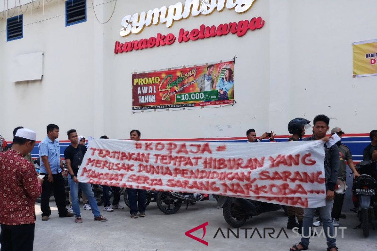 Kopaja tuntut pemerintah tutup tempat hiburan karaoke