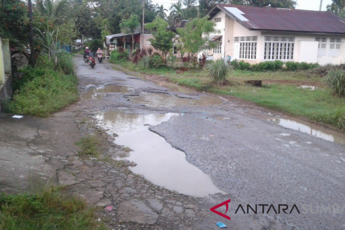 Jalan rusak resahkan pengendara, Pemkot Padang biarkan saja