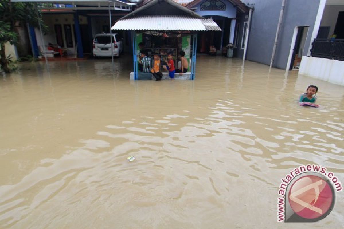 Jalan Cipto Kota Cirebon terendam banjir