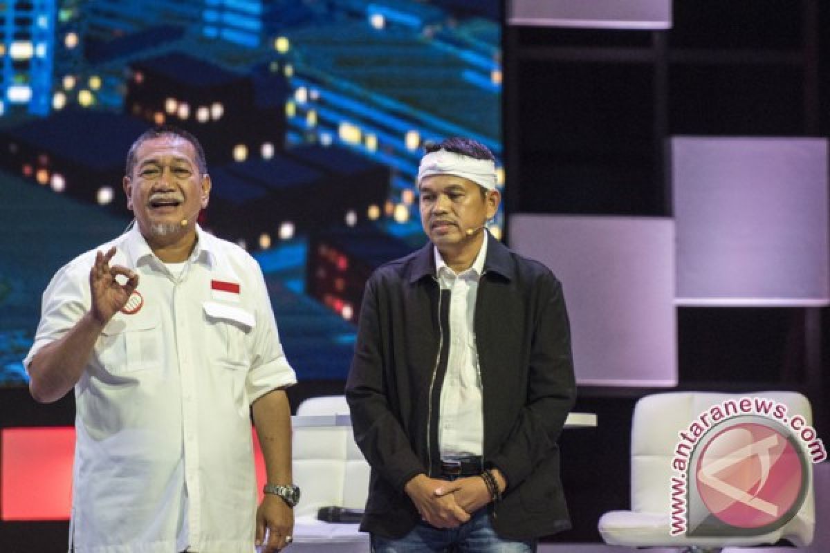 Ditemani dua anak remajanya, Dedi Mulyadi juga santai hadapi debat