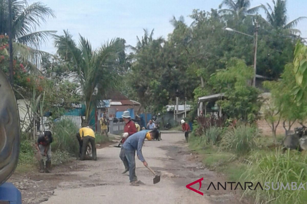 Tanggapi aspirasi warga, Pemkot Padang aspal jalan yang rusak (video)