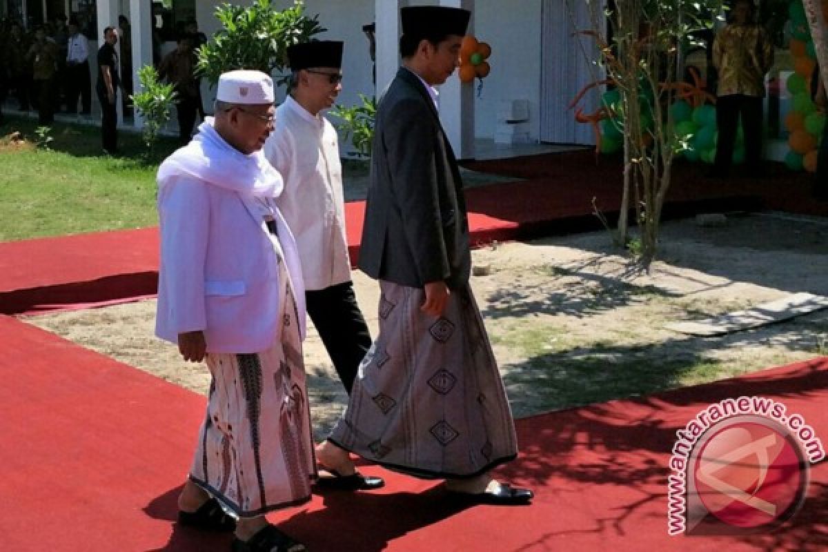 Jokowi inaugurates micro wakaf bank to assist  small, medium enterprises.