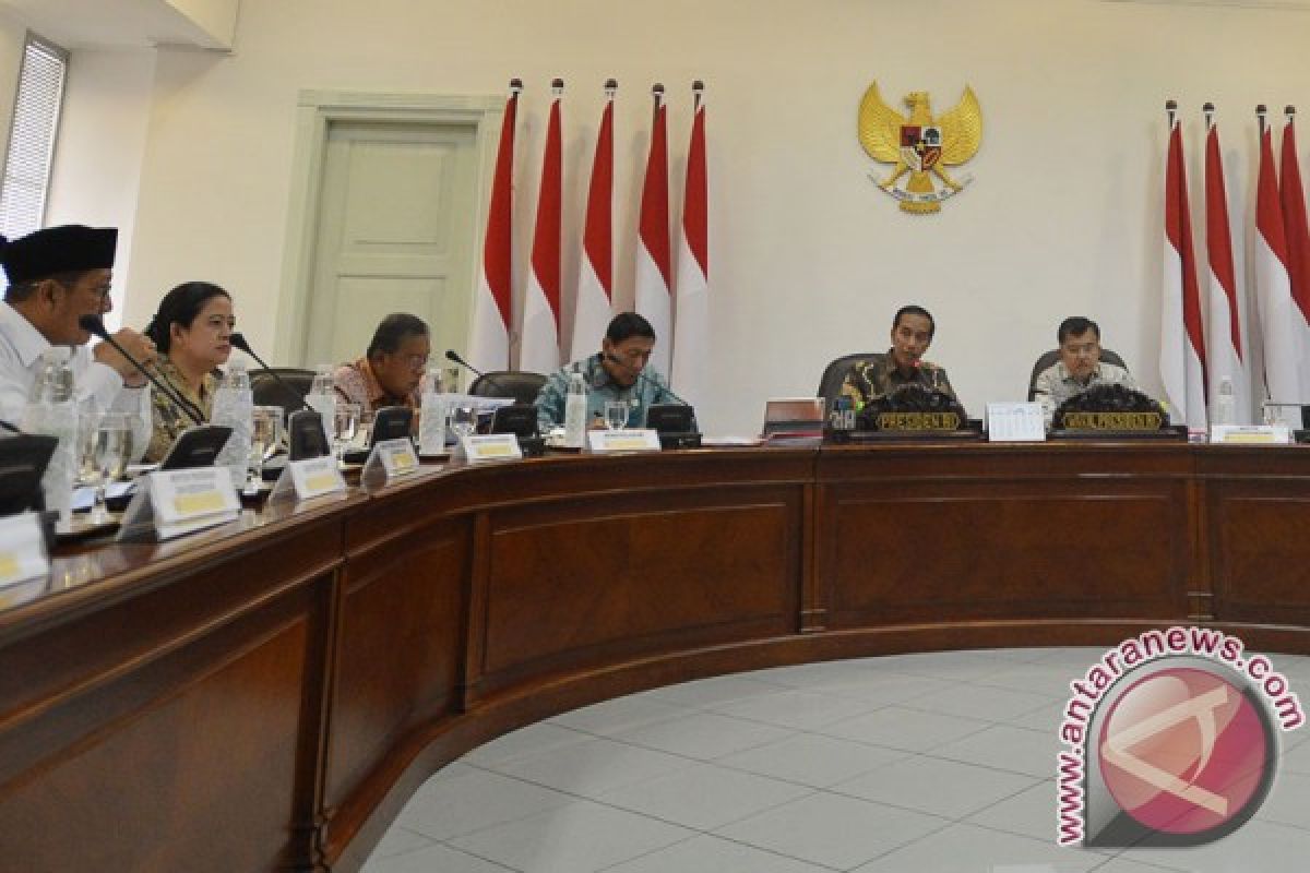 Jokowi asks ministers to revise education immediately