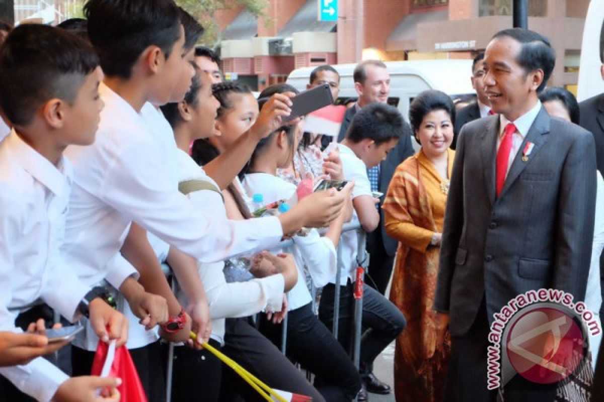 Kedatangan Presiden Jokowi disambut ratusan warga Indonesia