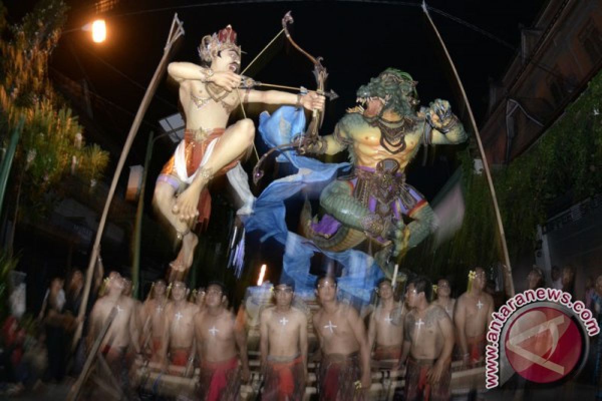 Festival ogoh-ogoh dikerubuti ribuan orang