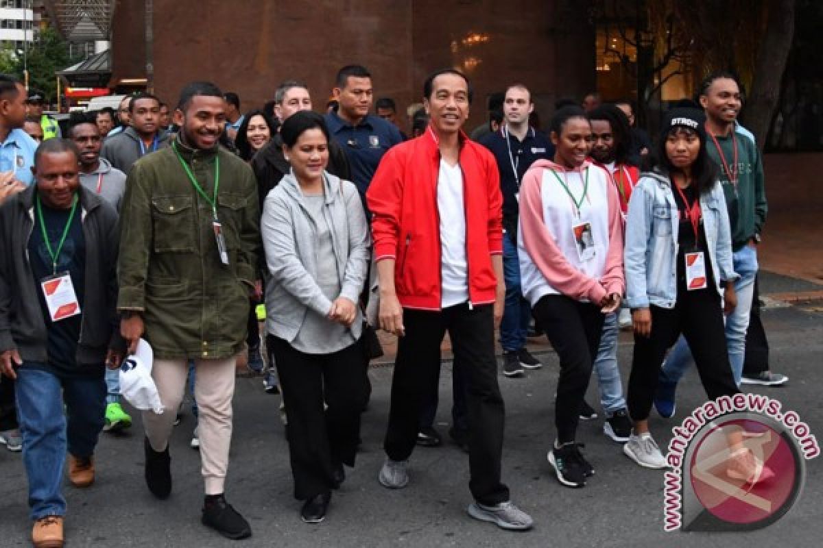 Presiden jalan kaki bersama pelajar di Wellington