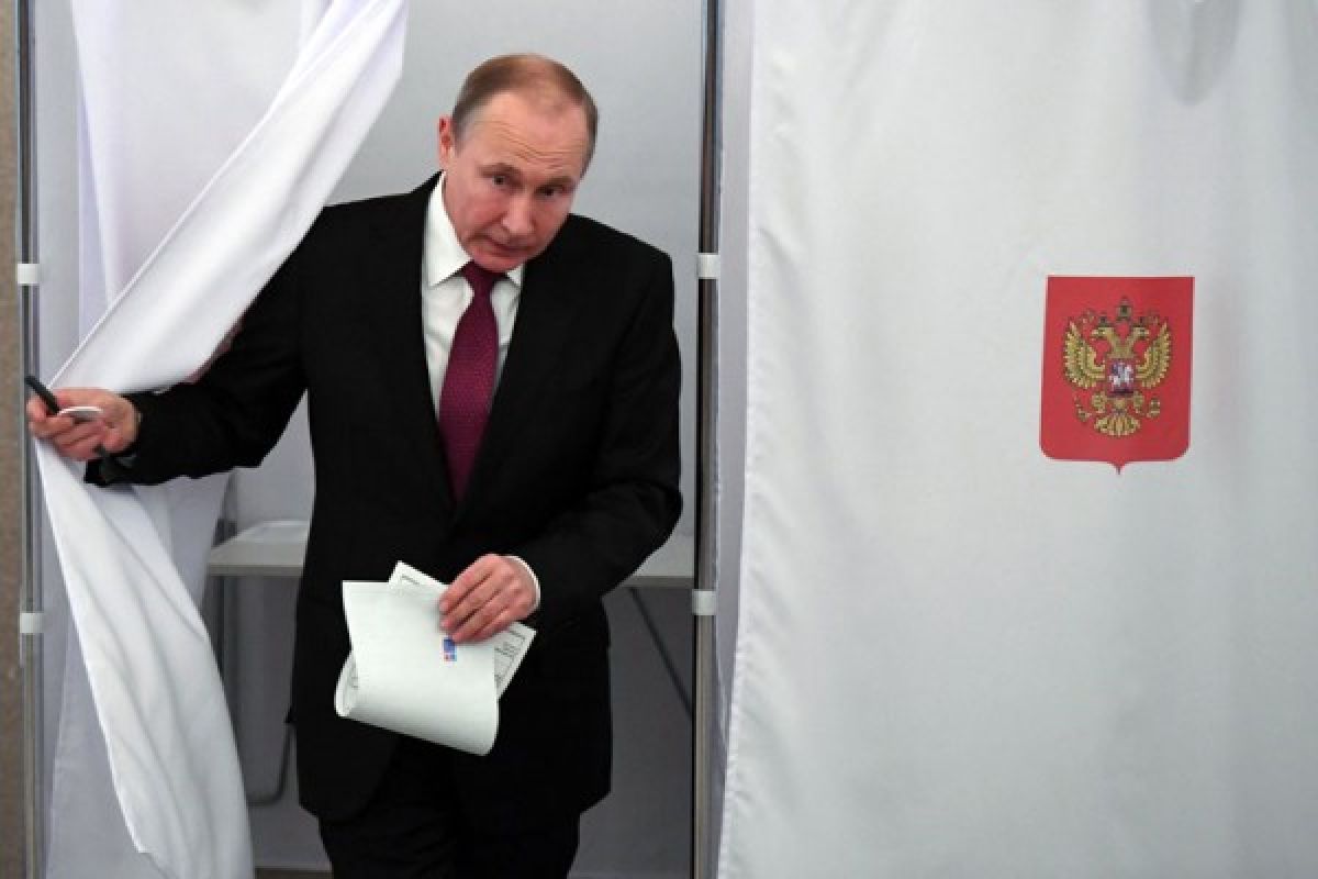 Putin unggul jauh dalam hitung cepat Pemilu Rusia