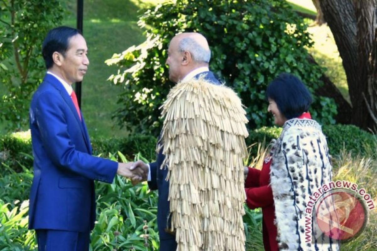 President Jokowi welcomed with Maori Hongi greeting