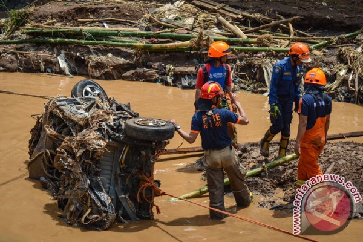 Flash flood hit Bandung following incessant heavy rain