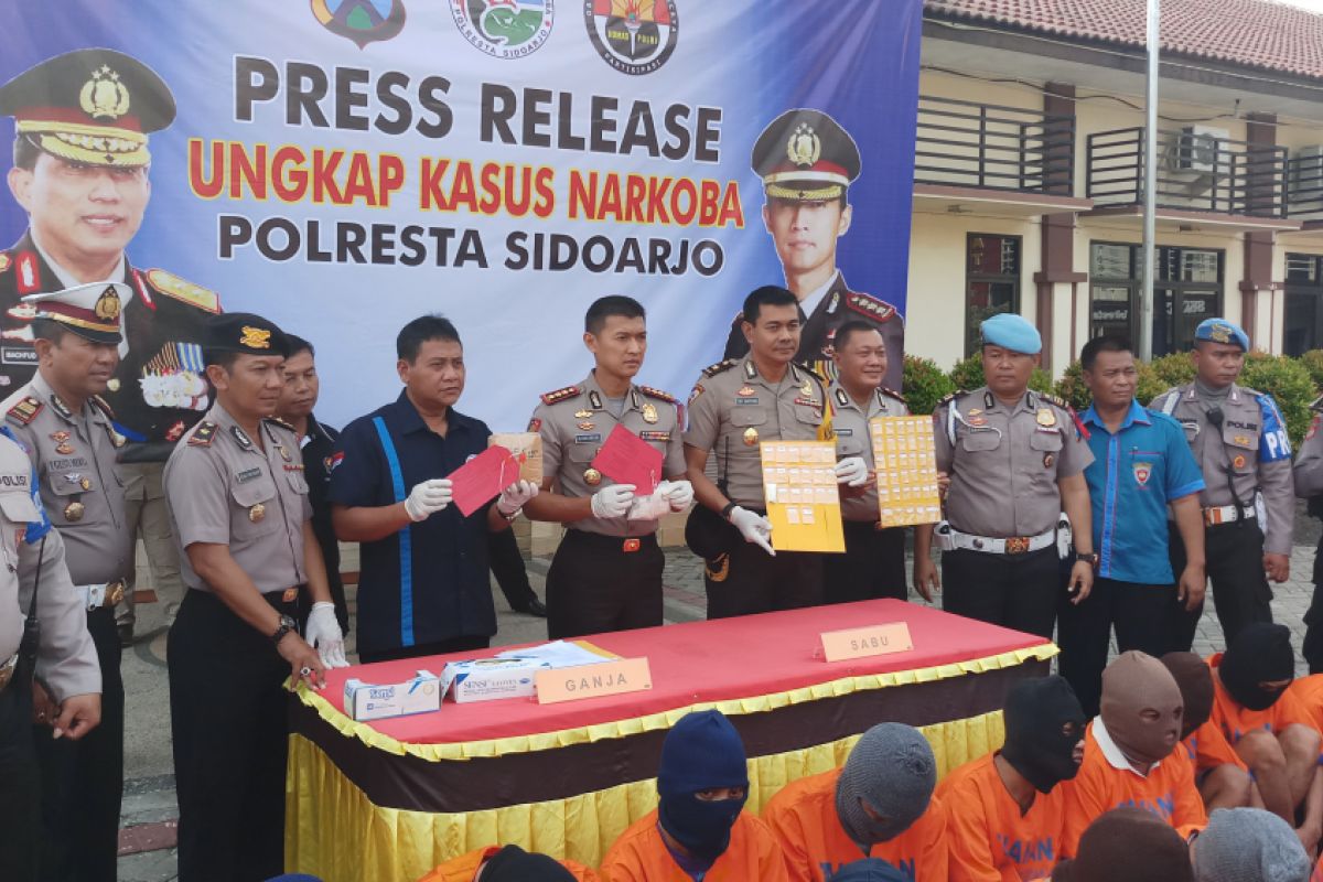 Polisi Sidoarjo Tangkap Puluhan Pengedar Narkoba (Video)