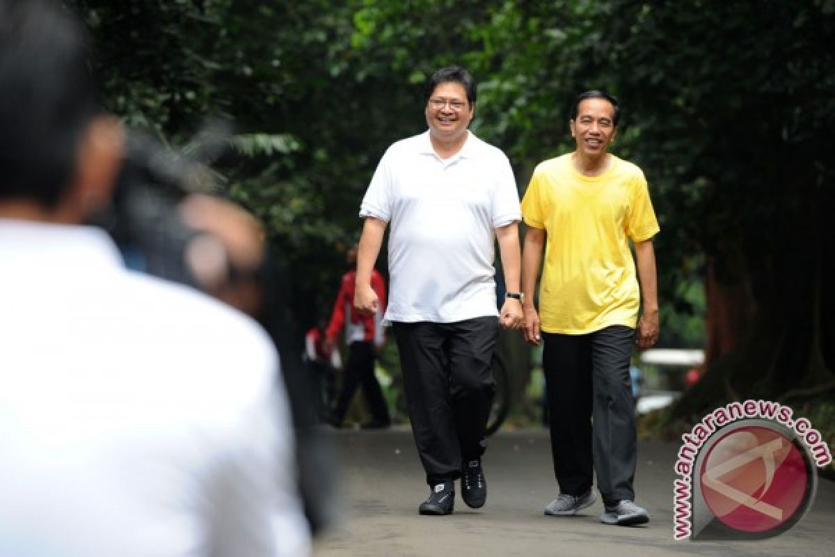 Jokowi dan Airlangga olahraga pagi di Kebun Raya Bogor