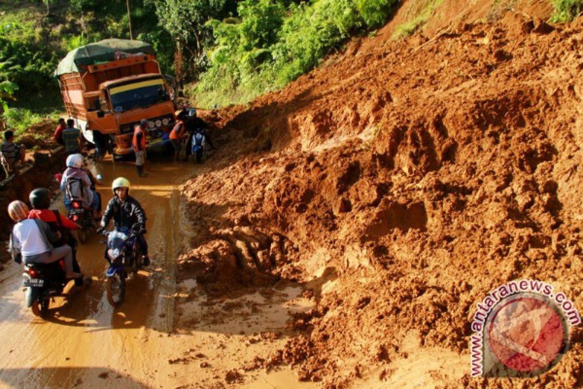 Jalan Bukittinggi-Pasaman terganggu material longsor