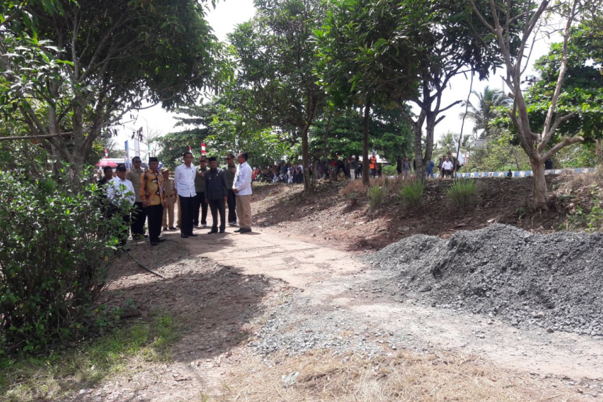 Blusukan di pinggir kali Pematang Panjang, Jokowi tinjau pembangunan jalan PKTD