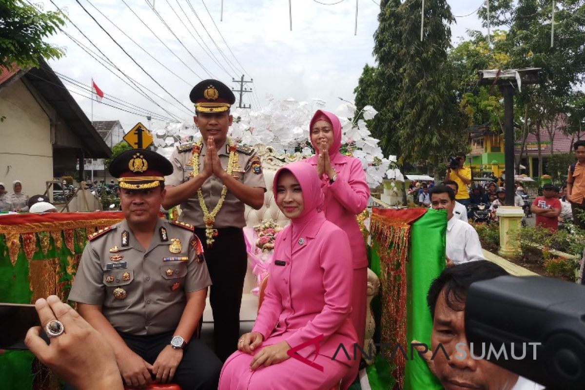 Dengan haru warga Tanjungbalai lepas Tri Setyadi