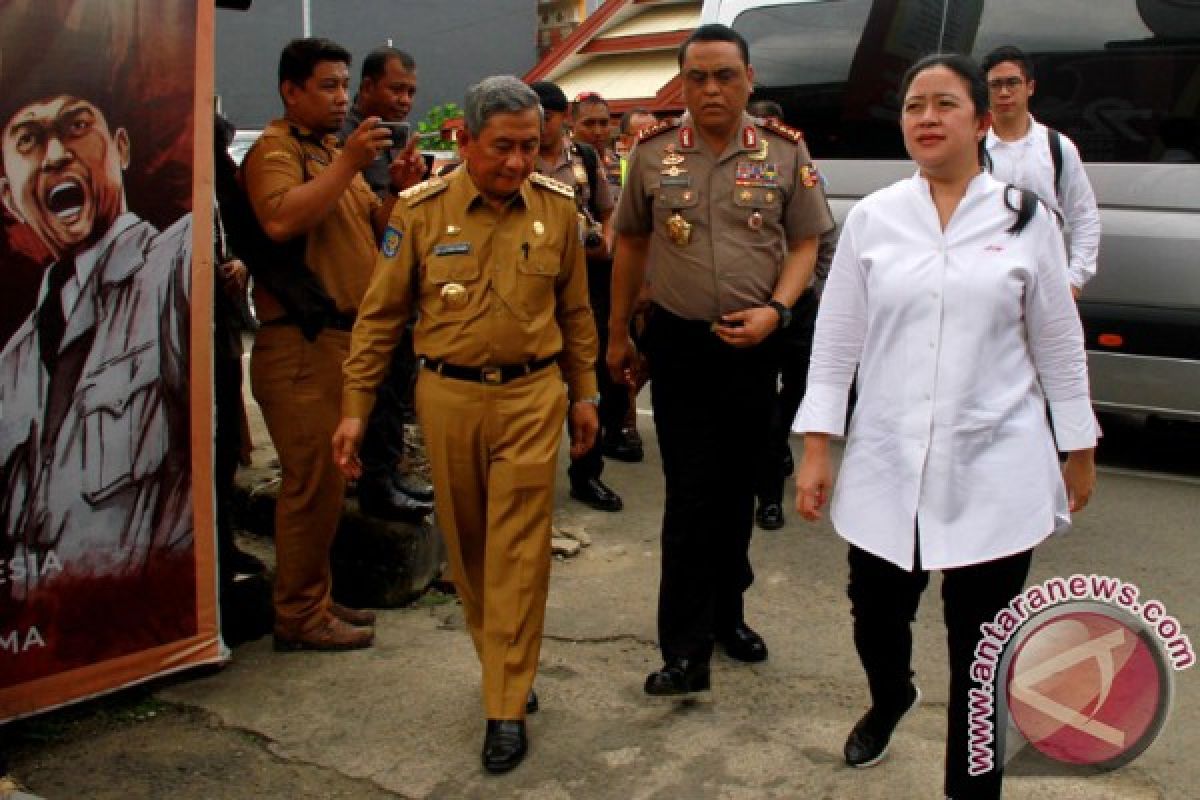 Puan kunjungi korban banjir bandang Mamuju, serahkan bantuan Rp250 juta