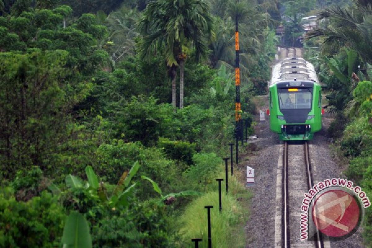 Menhub nyatakan KA Bandara Minangkabau kurangi kepadatan kendaraan