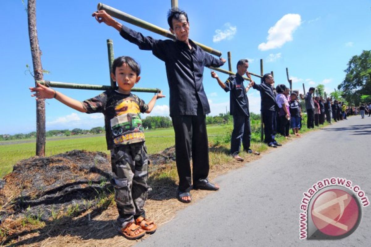 Umat Katolik di Minahasa Tenggara laksanakan Jalan Salib