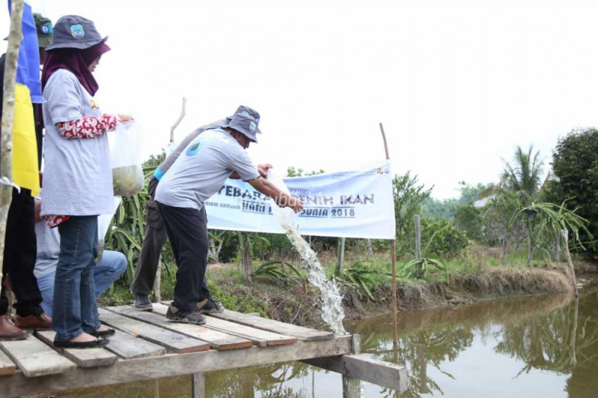 Peringati Hari Air Sedunia, DPUPR-Perkim Sebar Benih Ikan