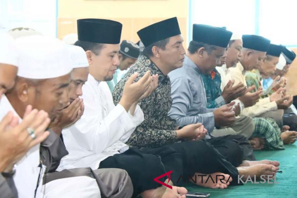 Hadapi UN  SMAN 1 Angkinang Gelar Shalat Hajat