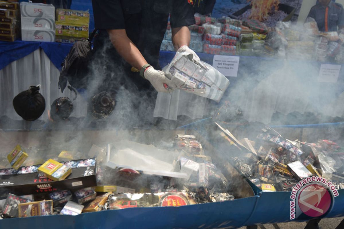 Bea Cukai Aceh musnahkan ratusan ribu rokok ilegal