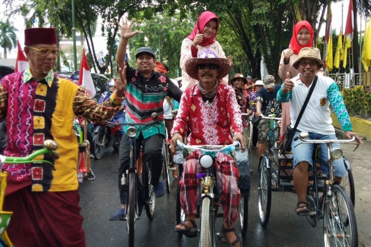 Komunitas Sepeda Ontel Meriahkan Parade BSF