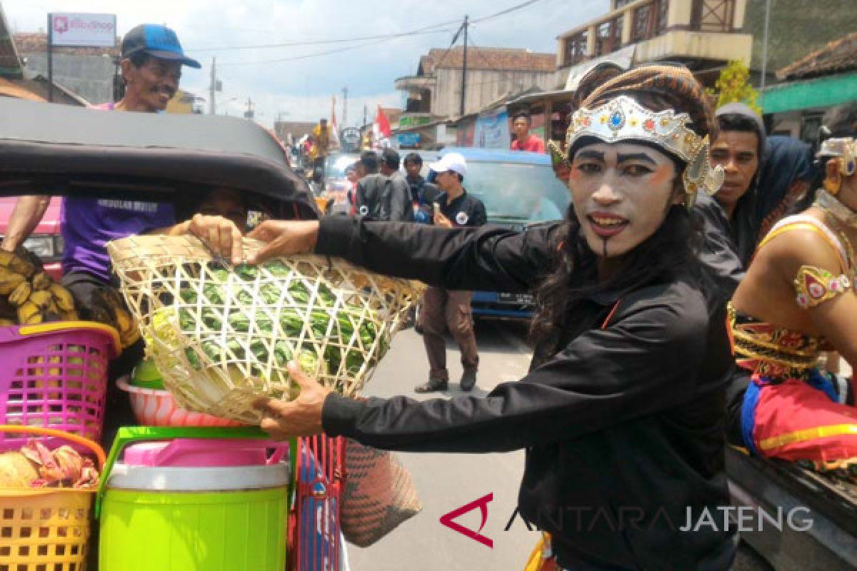 Seniman petani bagikan sayuran kepada masyarakat Borobudur