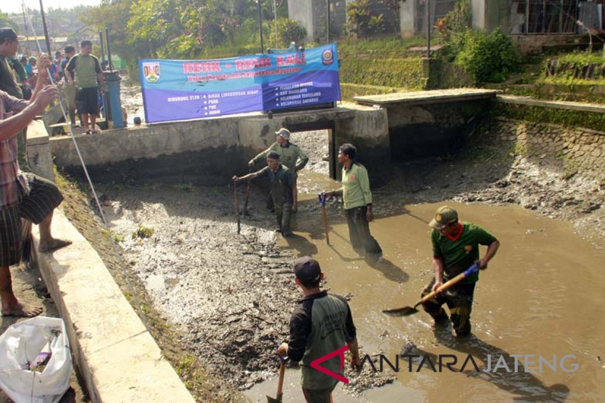 Satpol PP Kota Magelang bersihkan Kali Bening dari sampah