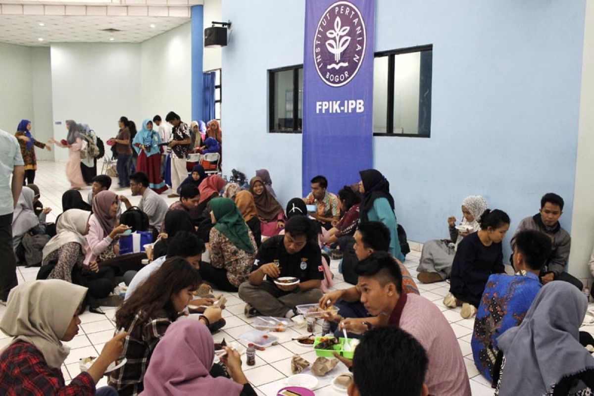 Agrianita FPIK IPB gelar program makan murah untuk mahasiswa