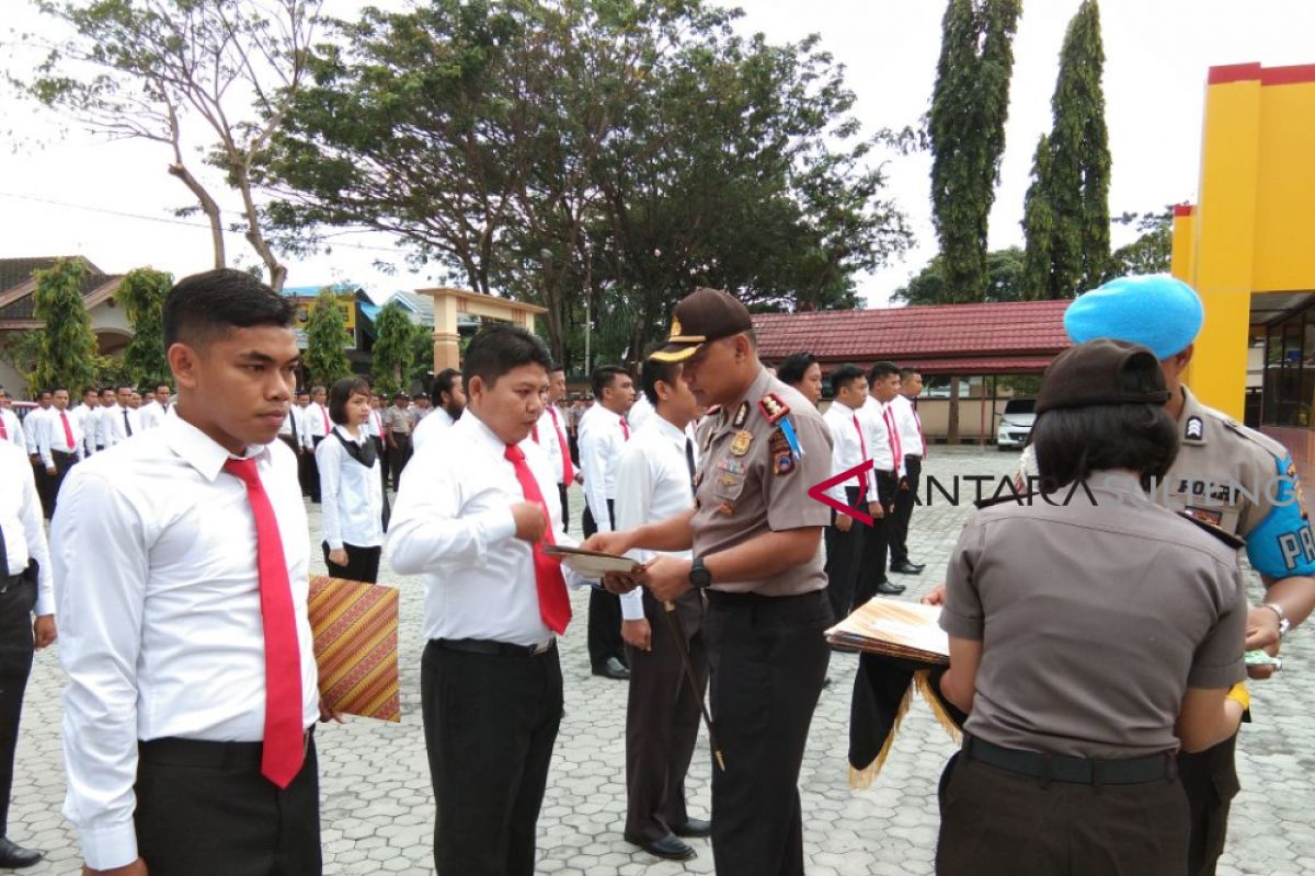 33 Anggota Polres Terima Penghargaan