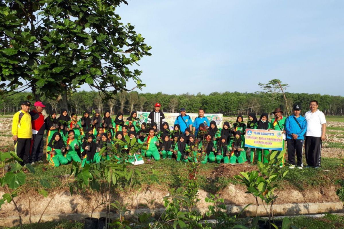 Sekolah Adiwiyata  tanam 100 lohon di hutan kota