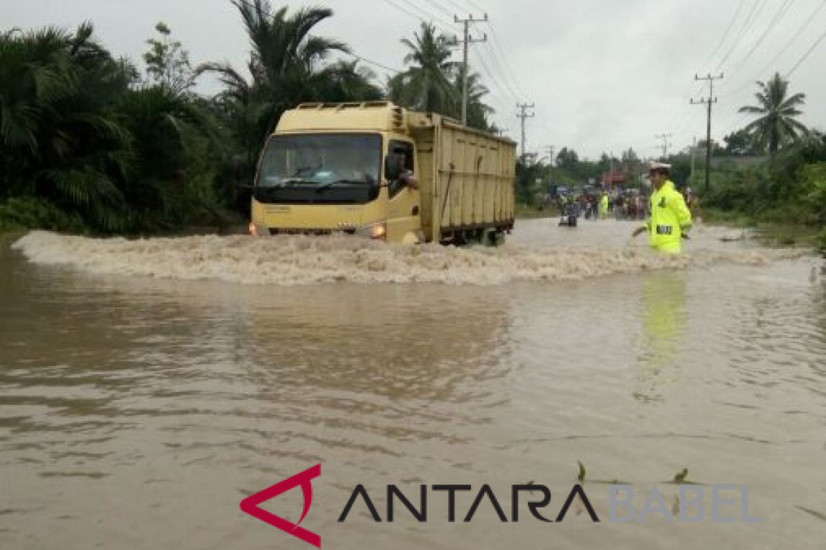 Ruas jalan Koba-Toboali terendam banjir