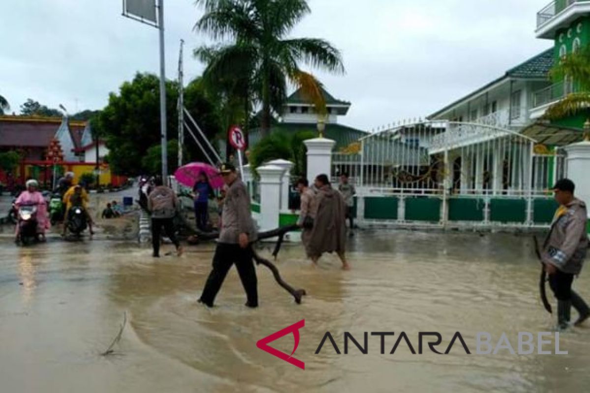 BPBD kerahkan 100 personel atasi banjir Muntok (Video)