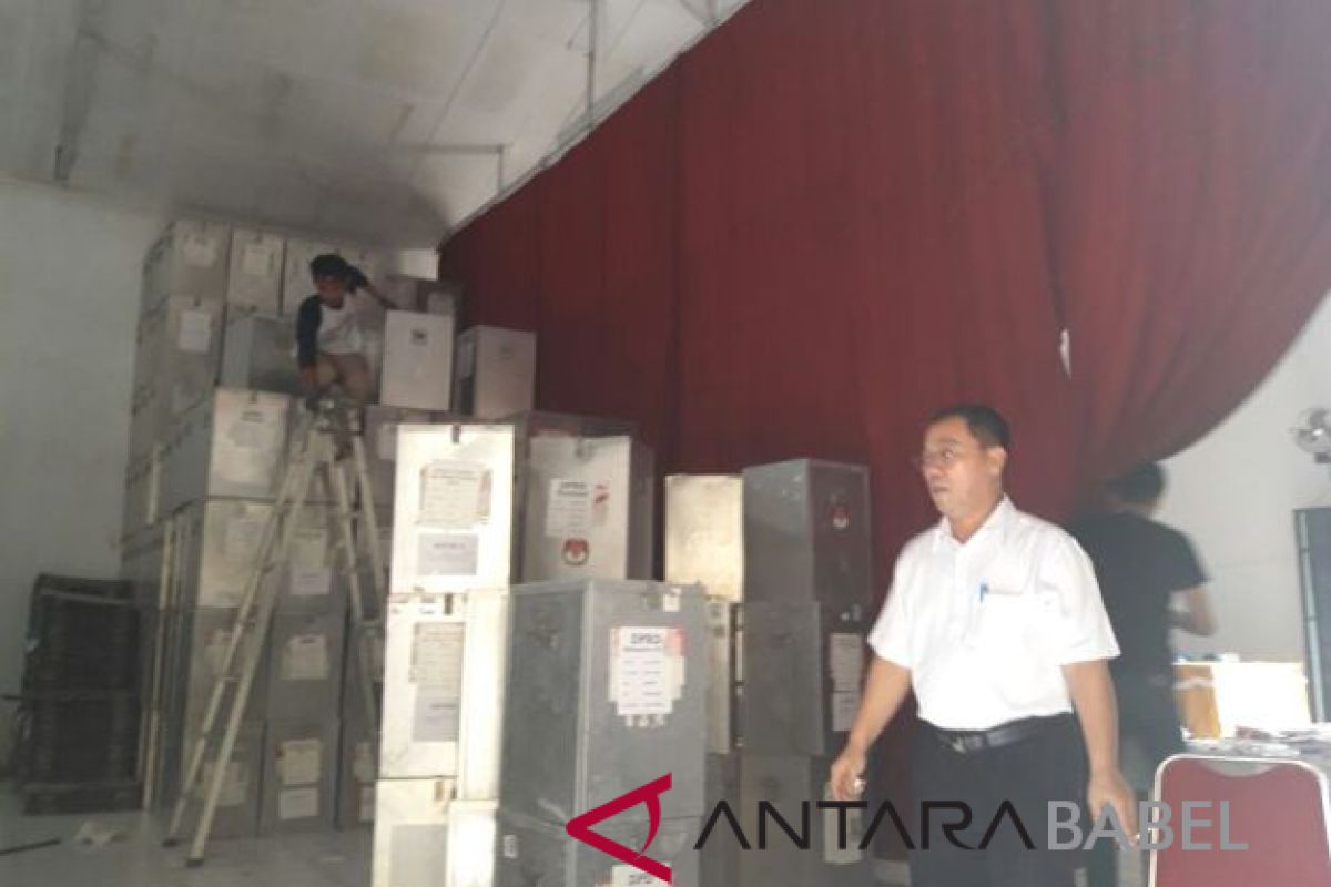 KPU Bangka pindahkan logistik pilkada tak terpakai