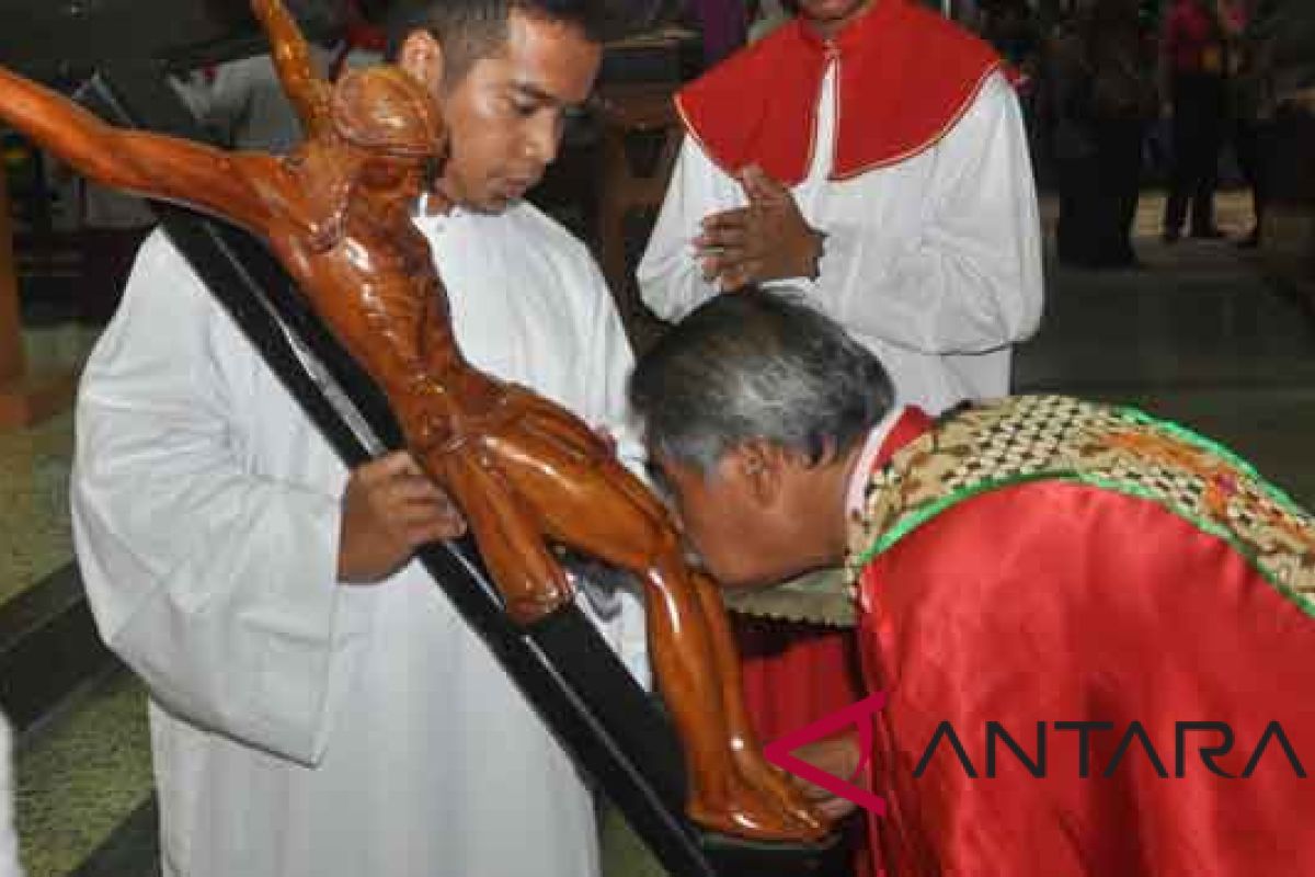 Umat Katolik dalam prosesi cium salib