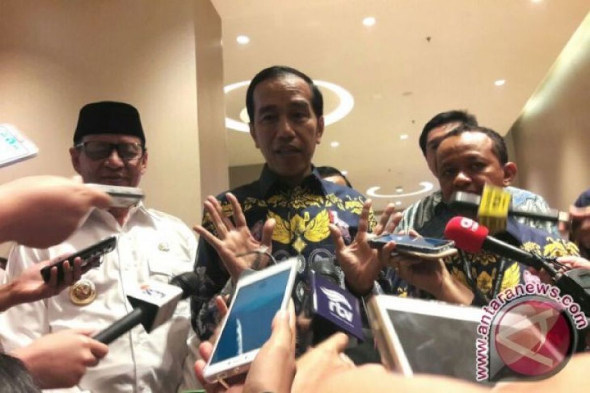 Presiden Tertawa Tanggapi Prediksi Indonesia Bubar 2030