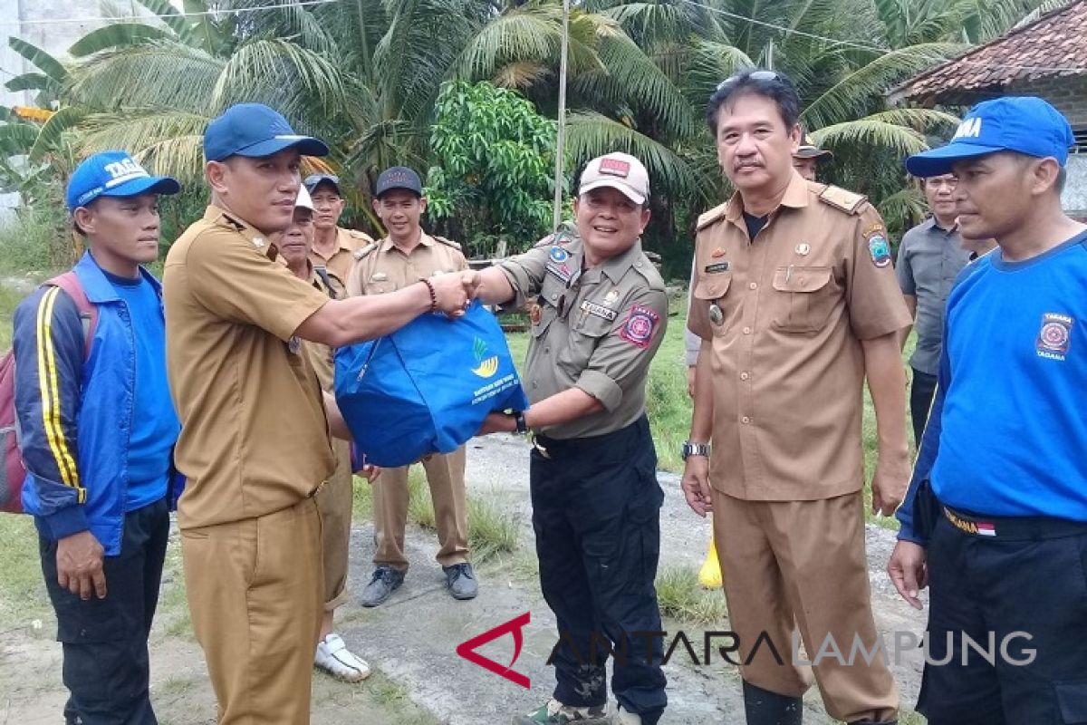 Korban banjir Sragi terima bantuan Dinsos Lampung