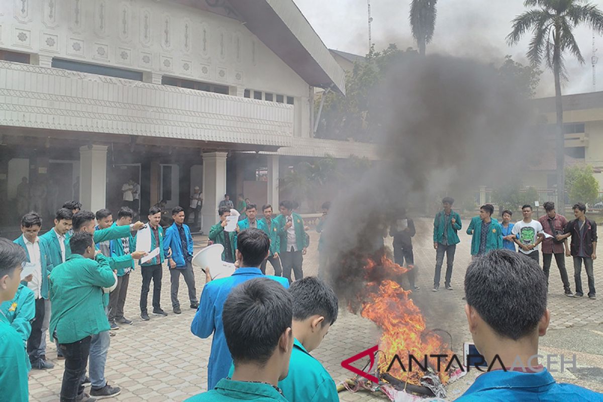 Unjuk rasa mahasiswa diwarnai bentrok dengan polisi