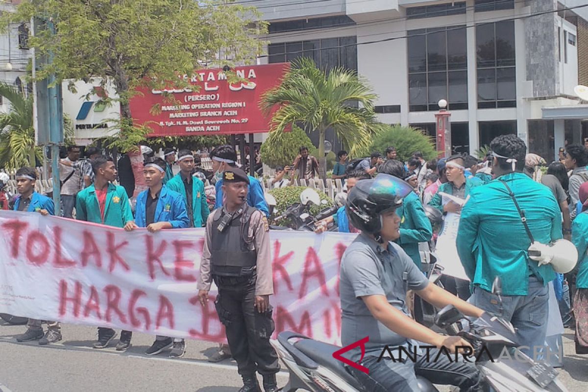 Mahasiswa demo tuntut harga pertelatite diturunkan