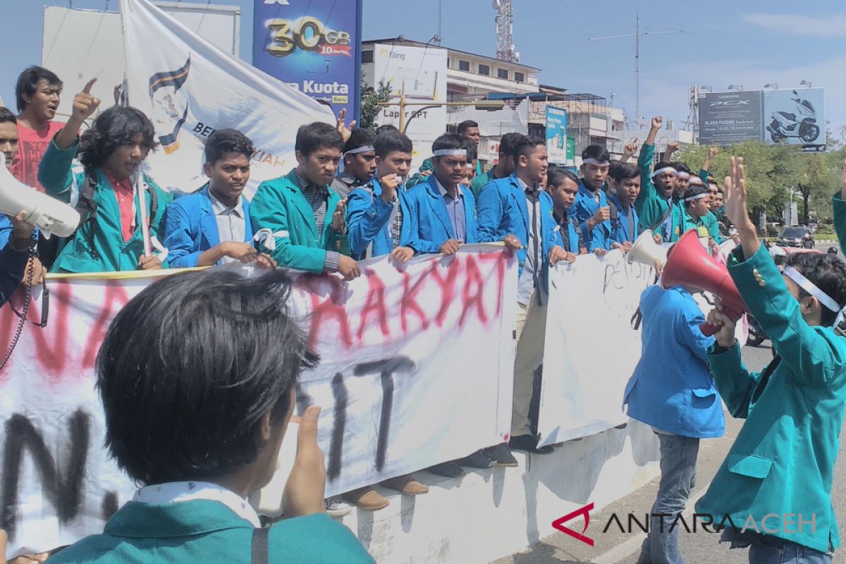 Mahasiswa Aceh gembok kantor Pertamina